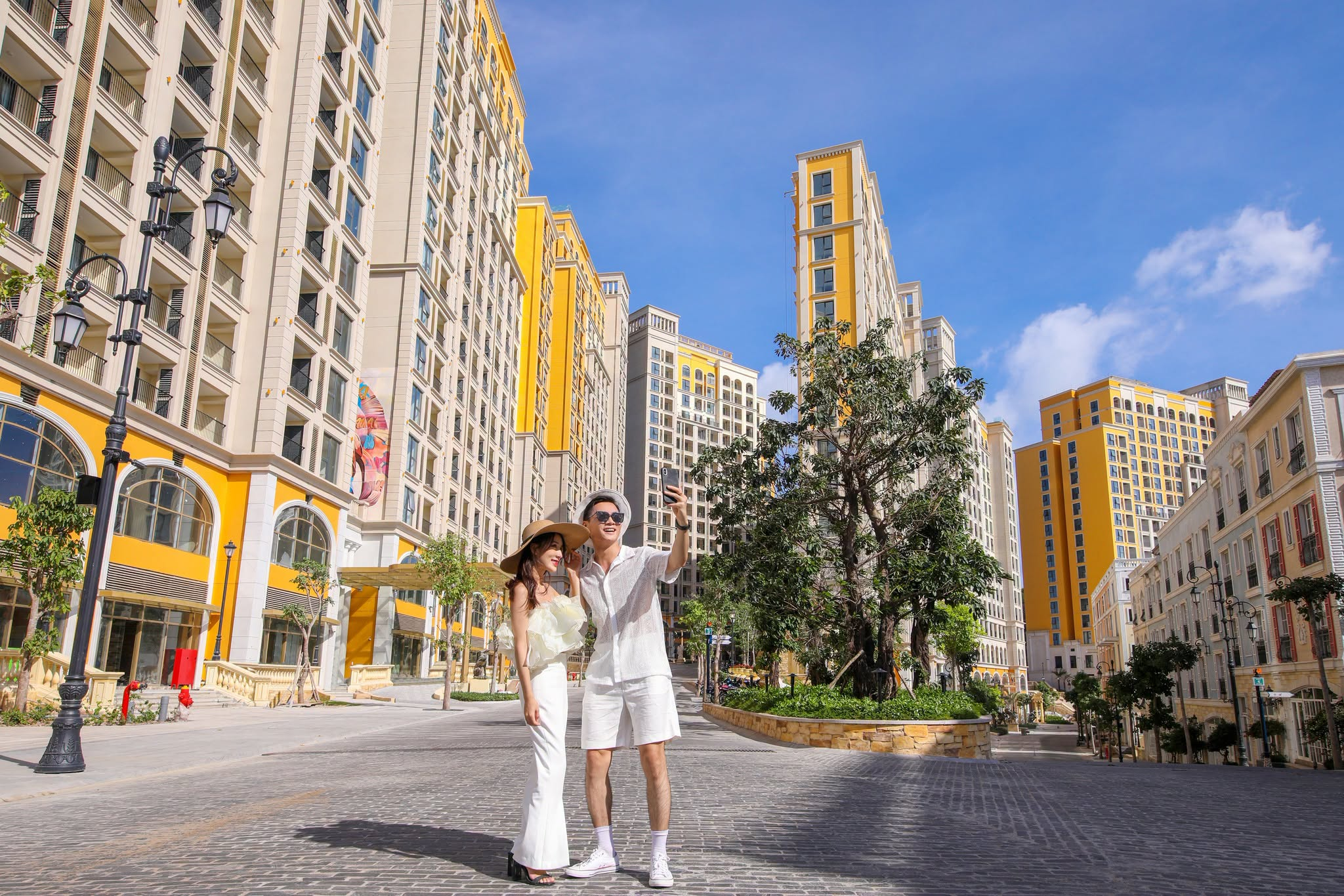 Du khách có thể dạo bước qua những con phố mang phong cách Địa Trung Hải và tận hưởng vẻ đẹp lãng mạn của Thị trấn Hoàng Hôn. (Nguồn: Sưu tầm)