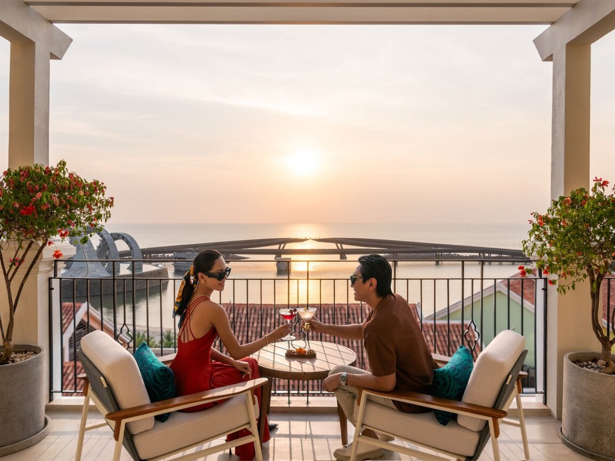 Il Salone sở hữu không gian sang trọng cùng tầm nhìn hướng Cầu Hôn và hoàng hôn tuyệt đẹp tại Sunset Town. (Nguồn: Sưu tầm)