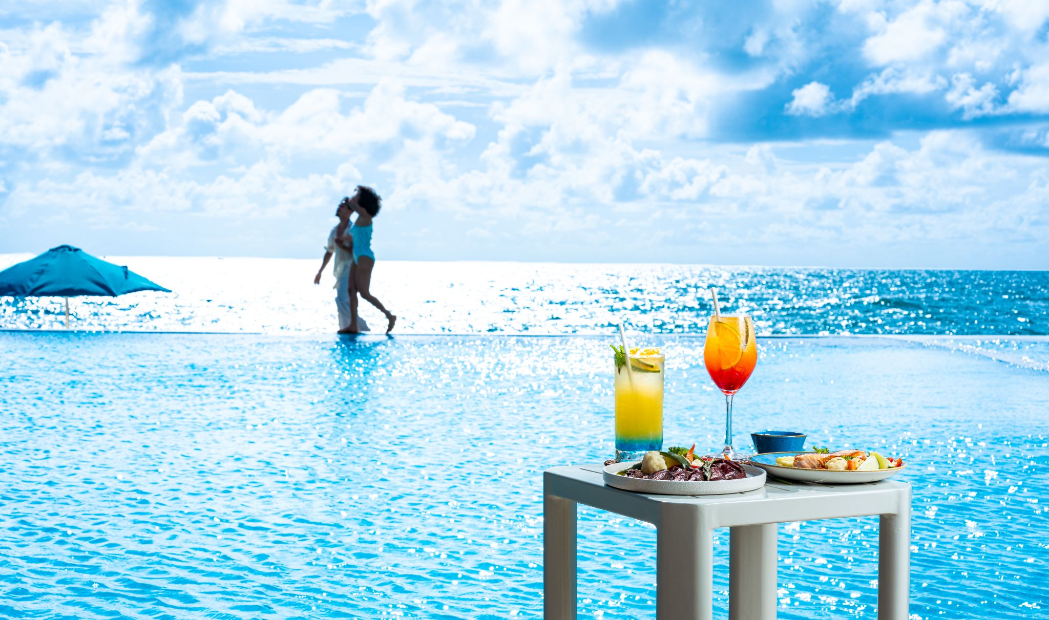 Hồ bơi vô cực cùng kiến trúc Địa Trung Hải tạo nên những góc check-in ấn tượng tại Santo Beach Club Hòn Thơm. (Nguồn: Sưu tầm)