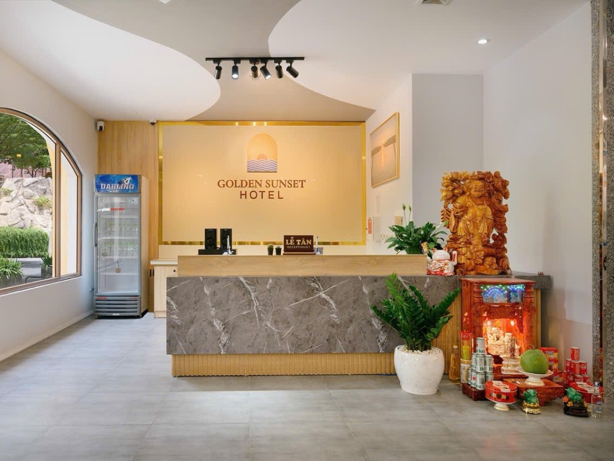 Quầy tiếp tân phục vụ 24/24 tại Golden Sunset Hotel.