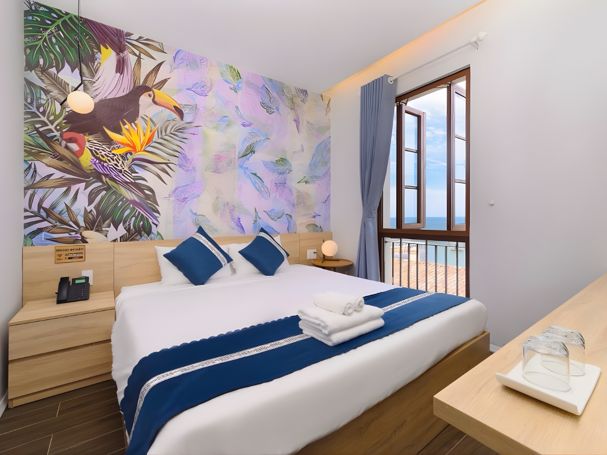 Phòng nghỉ tại Golden Sunset Hotel thiết kế đơn giản, đầy đủ tiện nghi.