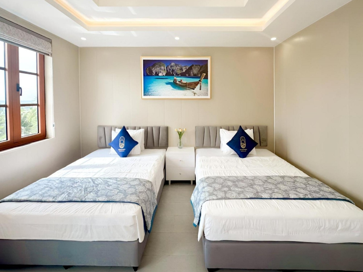 Phòng nghỉ với hai giường đơn thoải mái, tiện nghi.