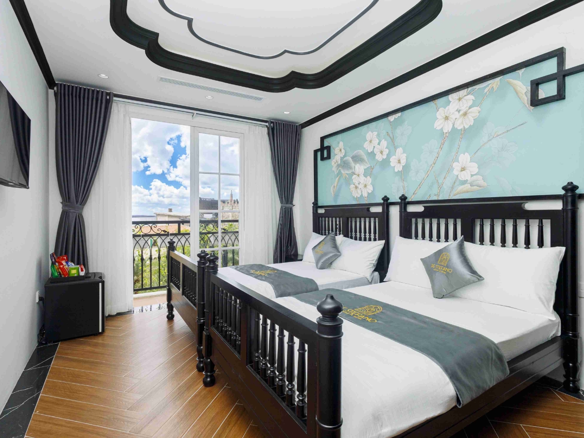 Phòng nghỉ rộng rãi, đầy đủ tiện nghi tại De Stefano Coffee and Hotel.