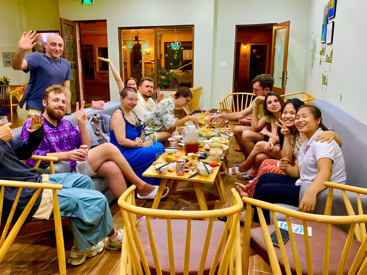 Du khách thoải mái ăn uống, tụ tập tại Sea Sunset Hotel.
