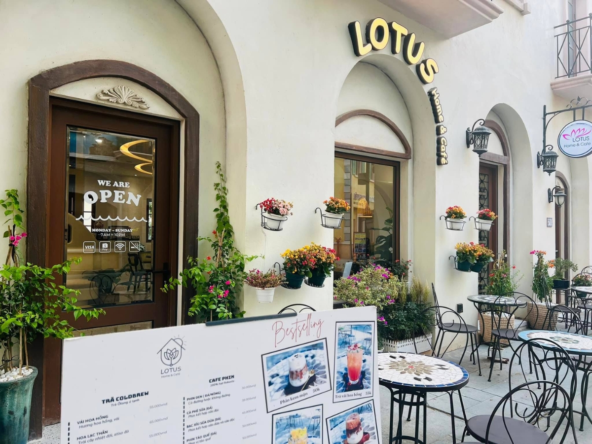 Lotus Home Cafe nằm tại khu vực Thị trấn Hoàng Hôn.