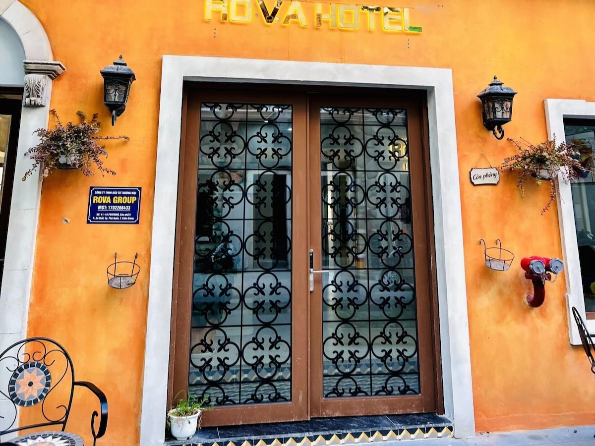 Rova Hotel Phu Quoc là điểm lưu trú tại Thị trấn Hoàng Hôn, thuộc Nam đảo Phú Quốc.