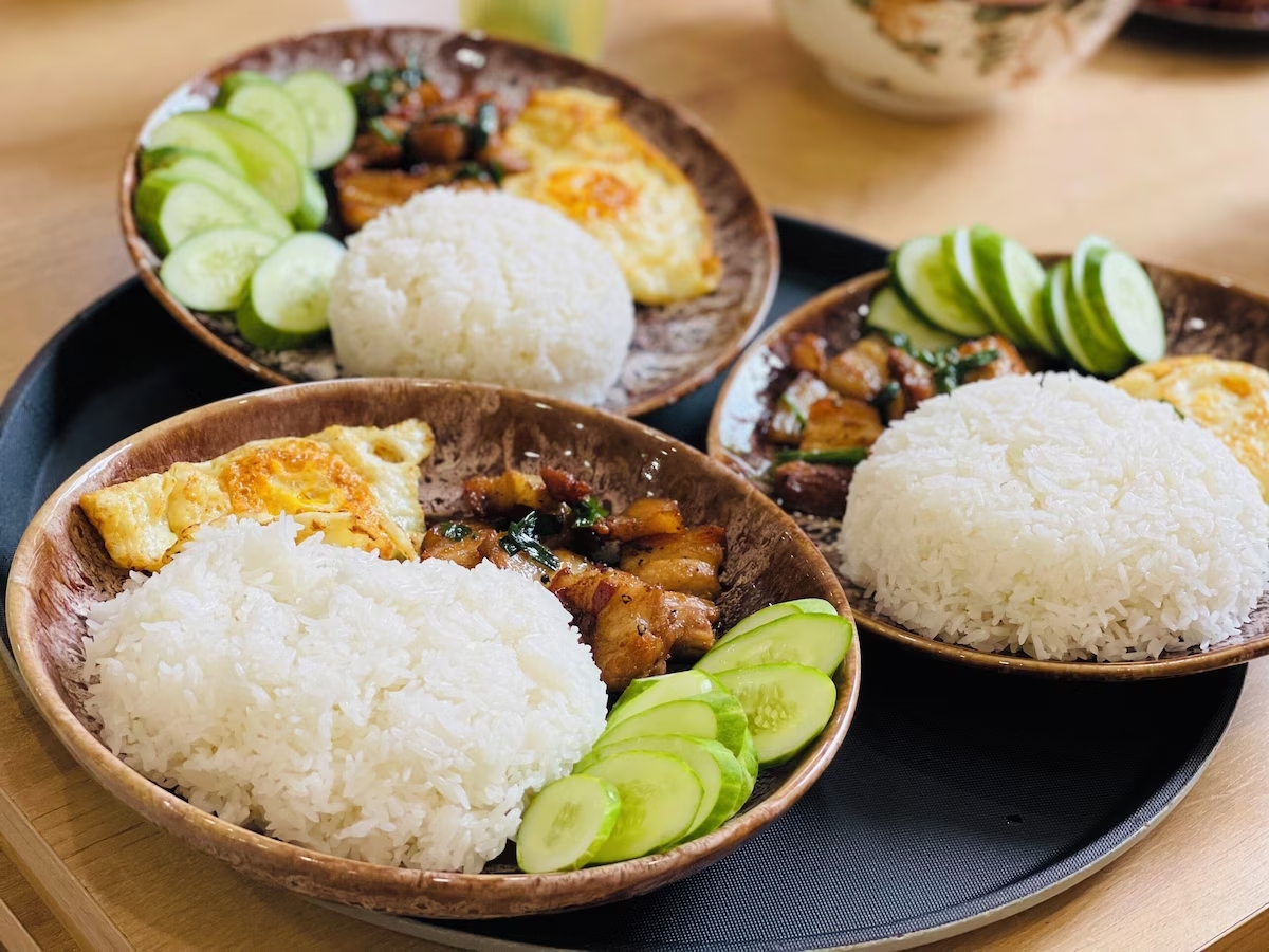 Khách sạn sở hữu nhà hàng phục vụ các món ăn thơm ngon, hấp dẫn. 