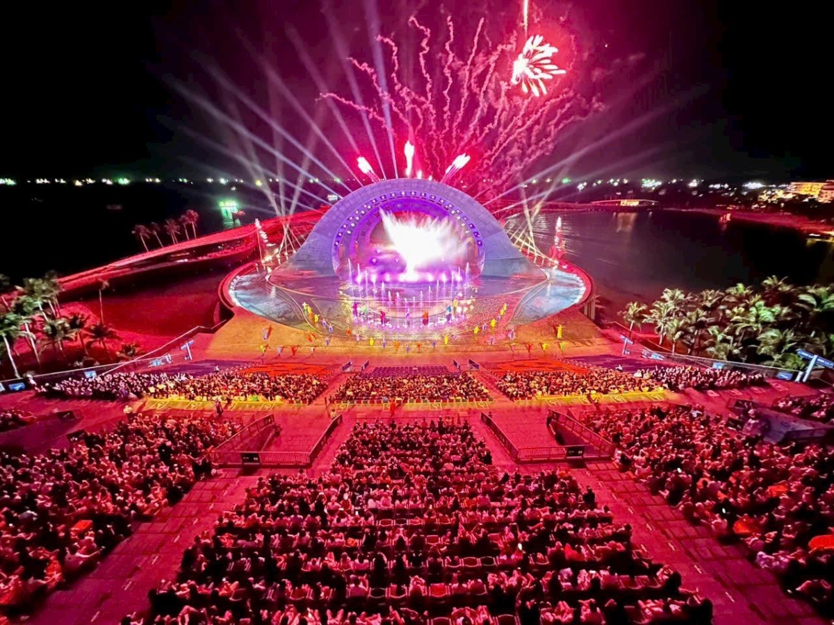 Du khách tận hưởng show diễn nghệ thuật hoành tráng tại Thị trấn Hoàng Hôn.