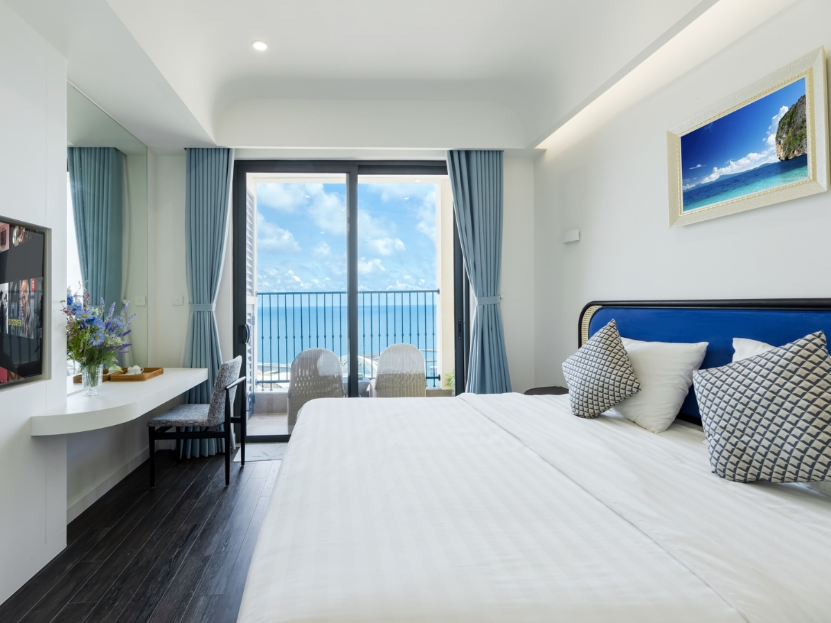Phòng nghỉ với view hướng biển rộng thoáng.