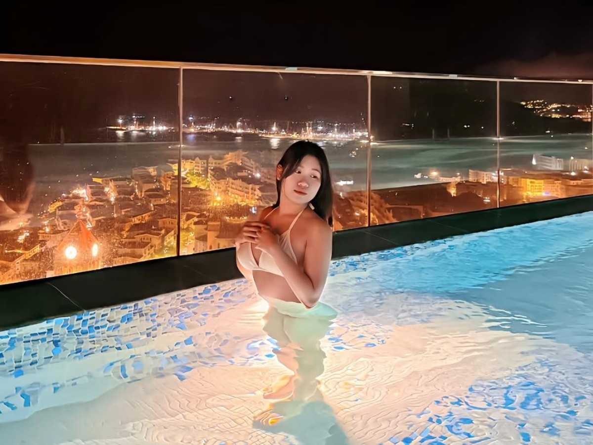 Trải nghiệm hồ bơi vô cực với tầm nhìn toàn cảnh Thị trấn Hoàng Hôn.
