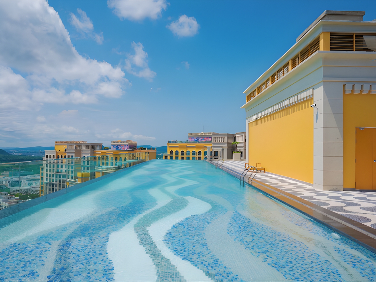 Hồ bơi trên tầng thượng với view toàn cảnh Thị trấn Hoàng Hôn.