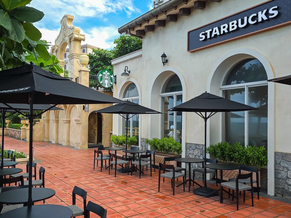 Starbucks tại Thị trấn Hoàng Hôn với phong cách hiện đại, tối giản.