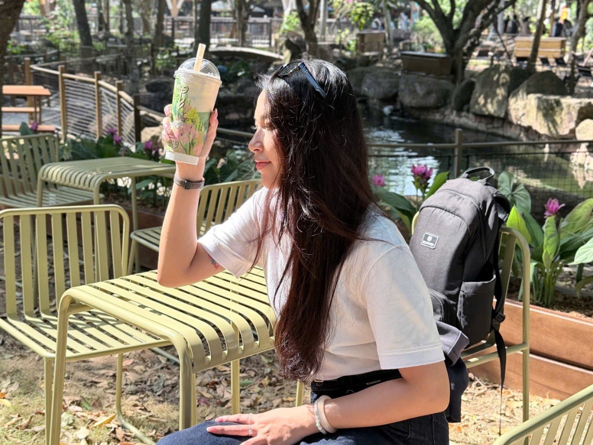 Thưởng thức đồ uống giữa không gian biển đảo rộng mở mang đến một trải nghiệm khác biệt.