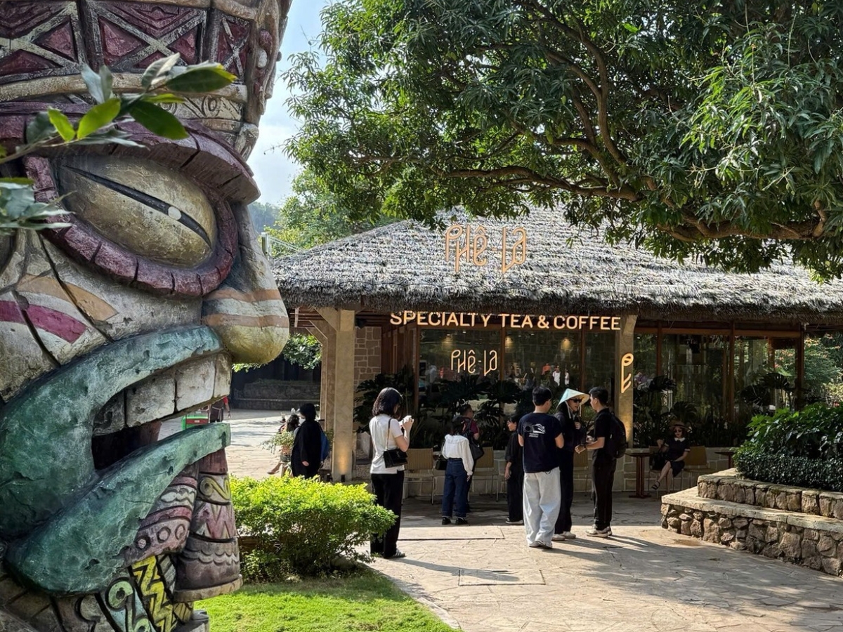 Quán trà sữa Phê La ở Hòn Thơm nằm trong khu du lịch Sun World Hon Thom. 