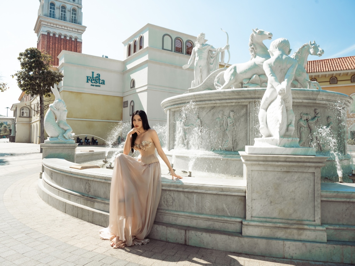 Từ Le Bonheur Hotel, du khách có thể dễ dàng di chuyển để tham quan và vui chơi tại Thị trấn Hoàng Hôn.