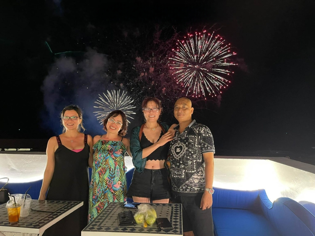 Chiêm ngưỡng pháo hoa rực rỡ từ khu vực Demain Cafe Rooftop.