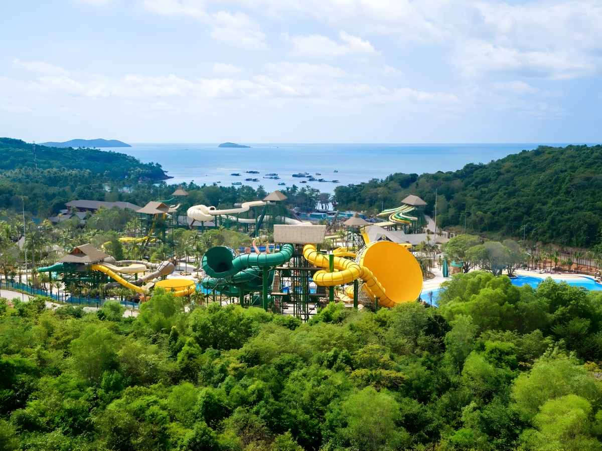 Sun World Hon Thom nổi bật với tuyến cáp treo 3 dây dài nhất thế giới.
