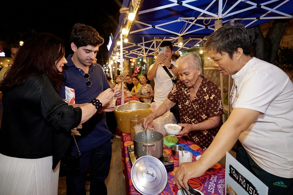 Cả gia đình cùng thưởng thức hải sản tươi ngon và đặc sản hấp dẫn tại chợ đêm Phú Quốc. (Nguồn: Sưu tầm)