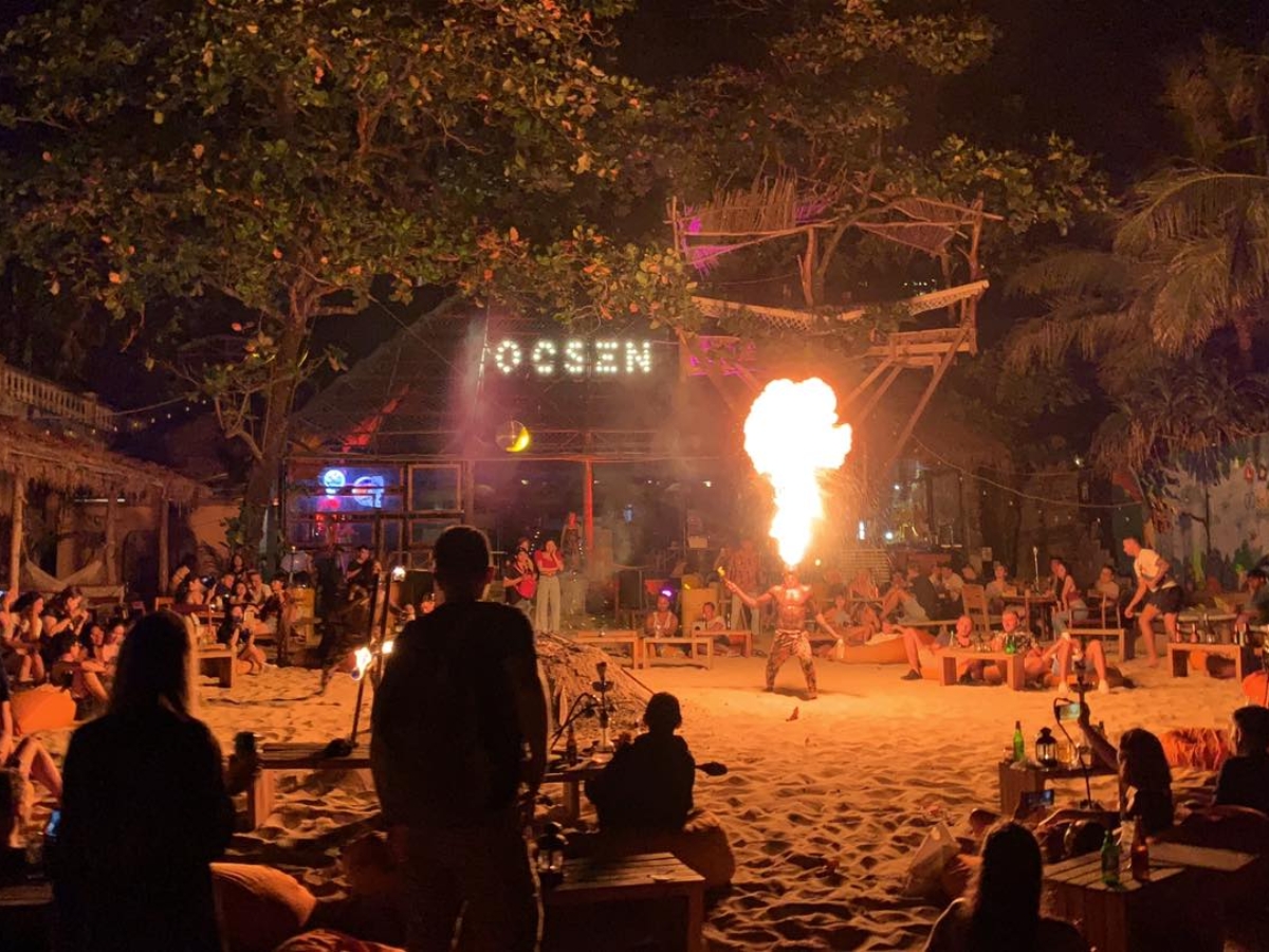 Quán cà phê, bar và pub ven biển mang đến không gian thư giãn lý tưởng để tận hưởng vẻ đẹp Phú Quốc về đêm. (Nguồn: Sưu tầm)