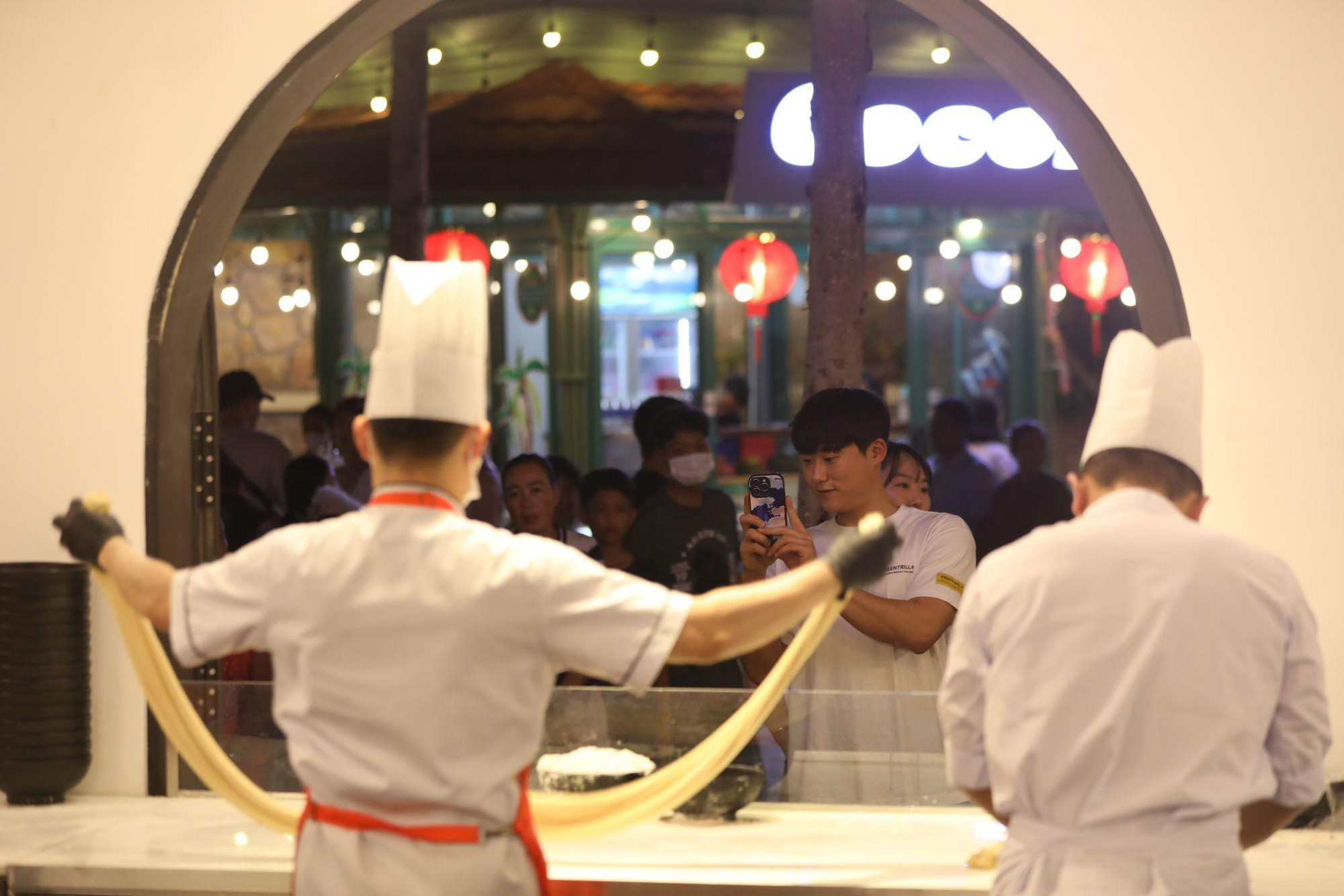 Chợ đêm Vui Phết quy tụ đa dạng món ăn Á Âu, đáp ứng nhiều khẩu vị trong không gian ven biển sôi động. (Nguồn: Sưu tầm)