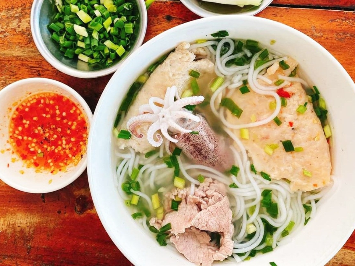 Bún quậy Phú Quốc là món đặc sản hấp dẫn với hương vị tươi ngon, mang đậm nét ẩm thực địa phương. (Nguồn: Sưu tầm)