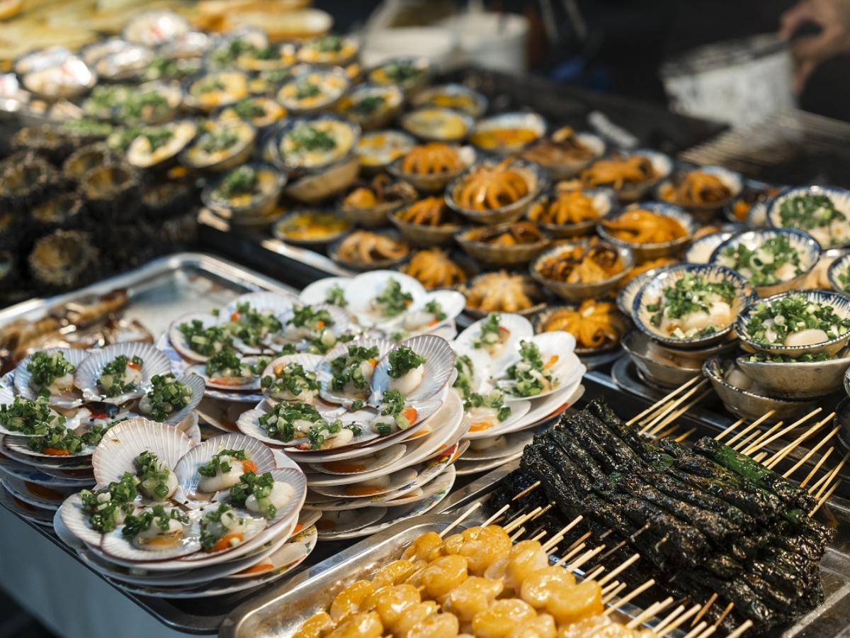 Hải sản nướng tươi ngon là trải nghiệm ẩm thực đường phố hấp dẫn với hương vị biển đặc trưng của Phú Quốc. (Nguồn: Sưu tầm)