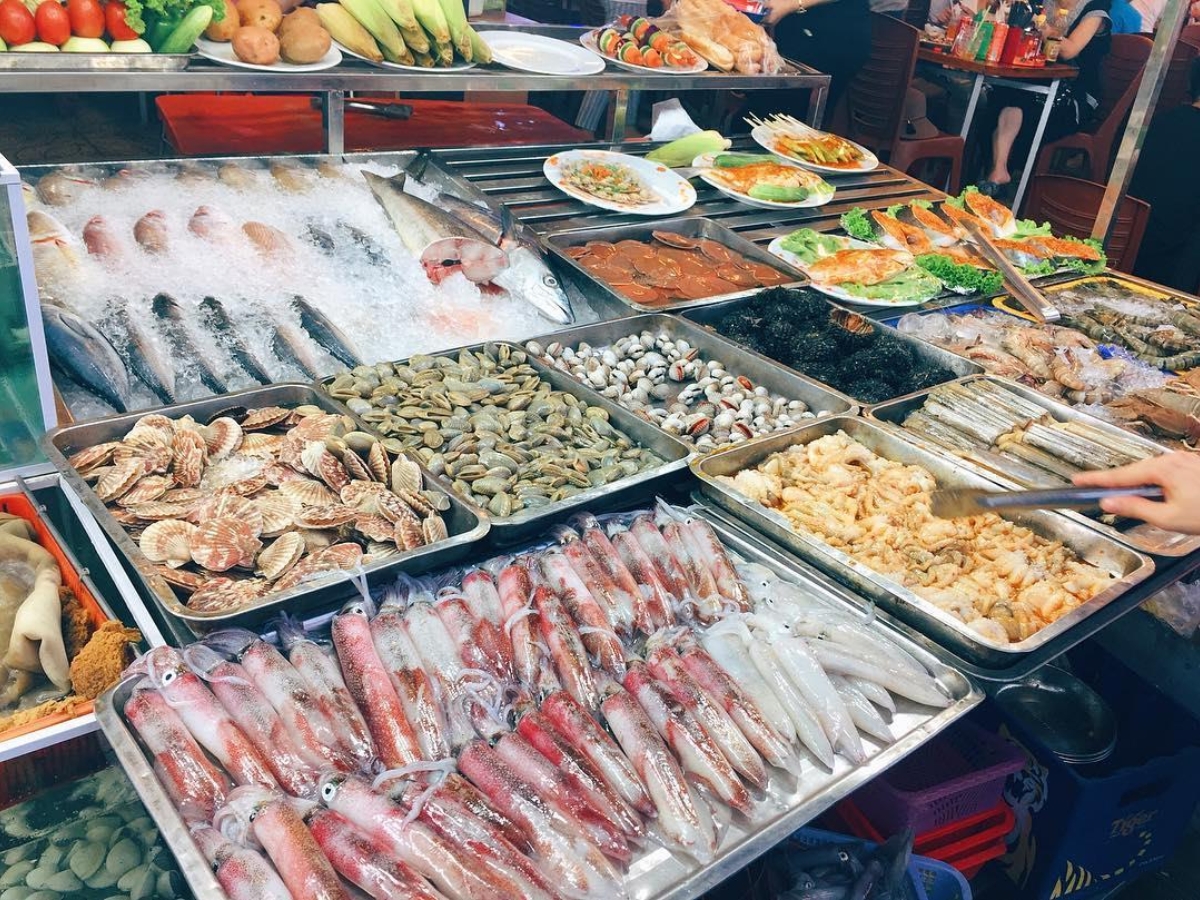 Chợ Dương Đông là điểm đến hấp dẫn để thưởng thức nhiều món ăn địa phương và đặc sản Phú Quốc. (Nguồn: Sưu tầm)