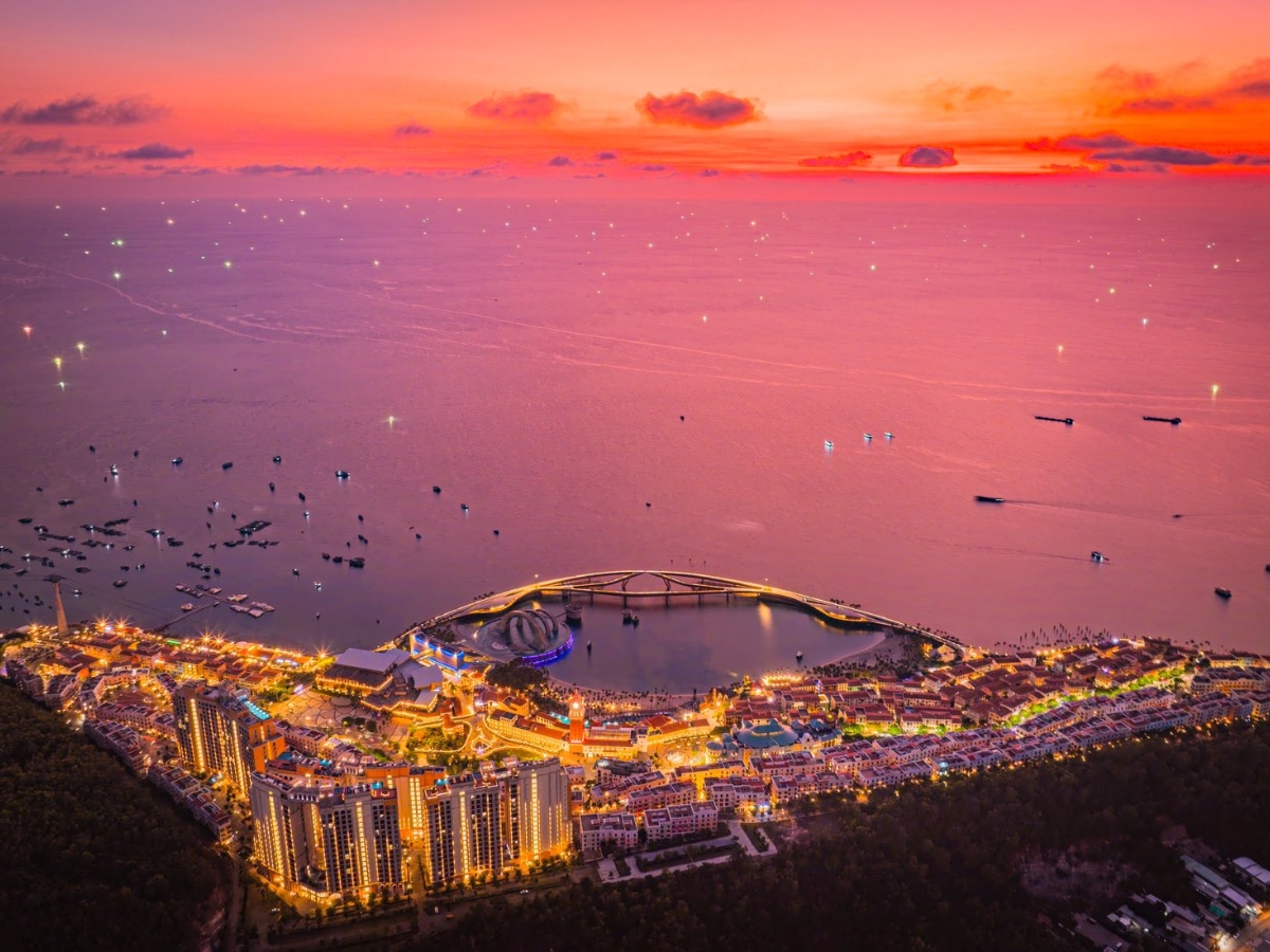 Sunset Town về đêm khoác lên vẻ đẹp lung linh với ánh đèn rực rỡ, kiến trúc Địa Trung Hải và không khí giải trí sôi động. (Nguồn: Sưu tầm)