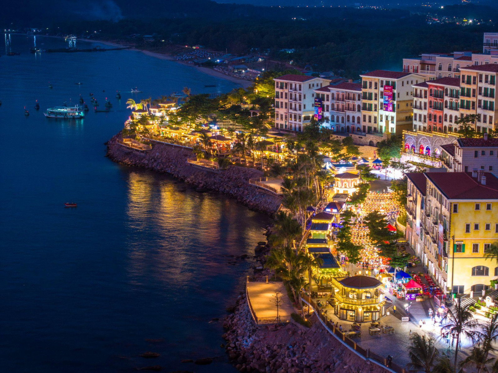 Không gian biển đêm tại Sunset Town mang đến những phút giây thư giãn và yên bình. (Nguồn: Sưu tầm)