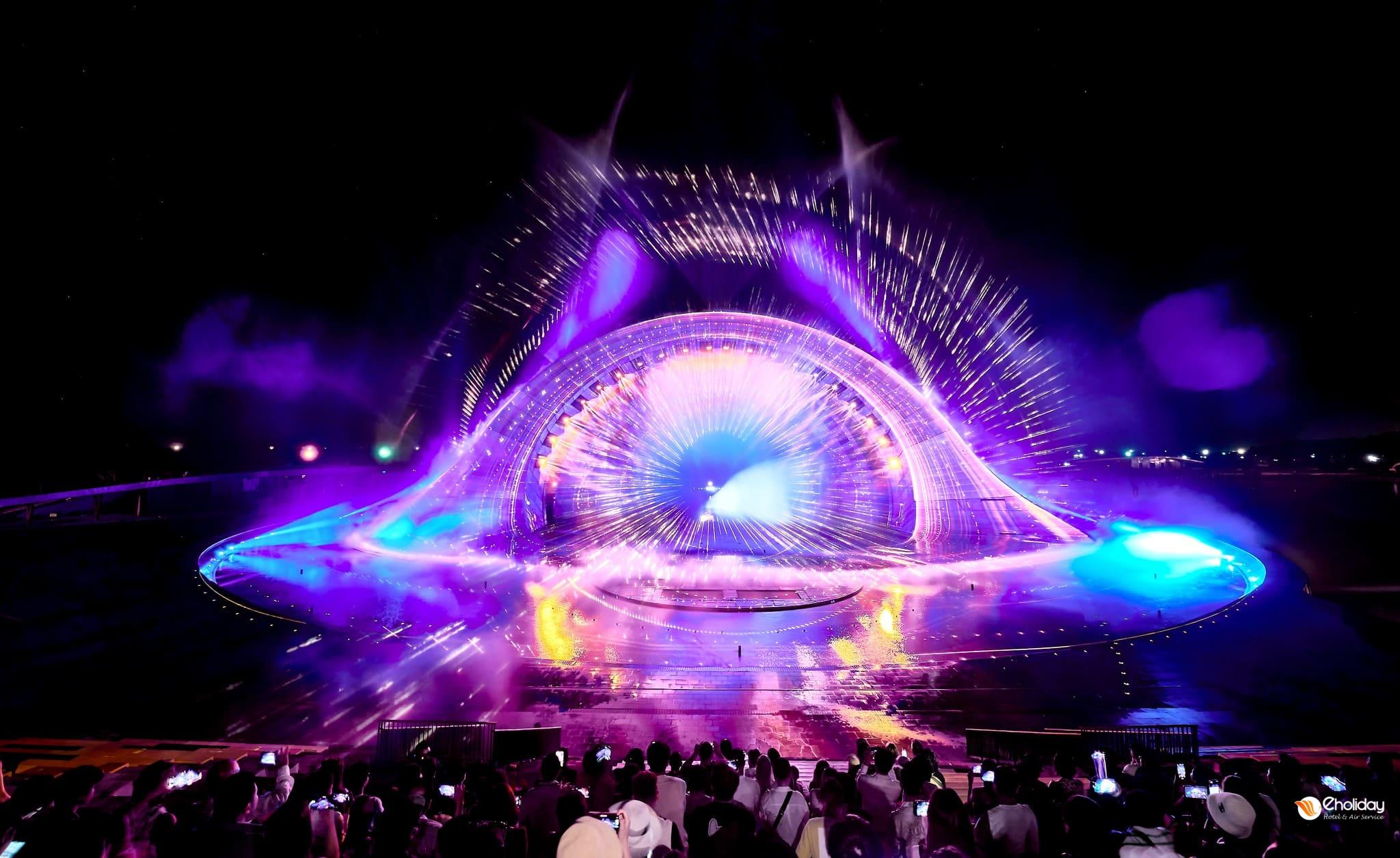 Các show diễn nghệ thuật đặc sắc tại Sunset Town mang đến trải nghiệm giải trí mãn nhãn với âm nhạc, ánh sáng và pháo hoa rực rỡ. (Nguồn: Sưu tầm)