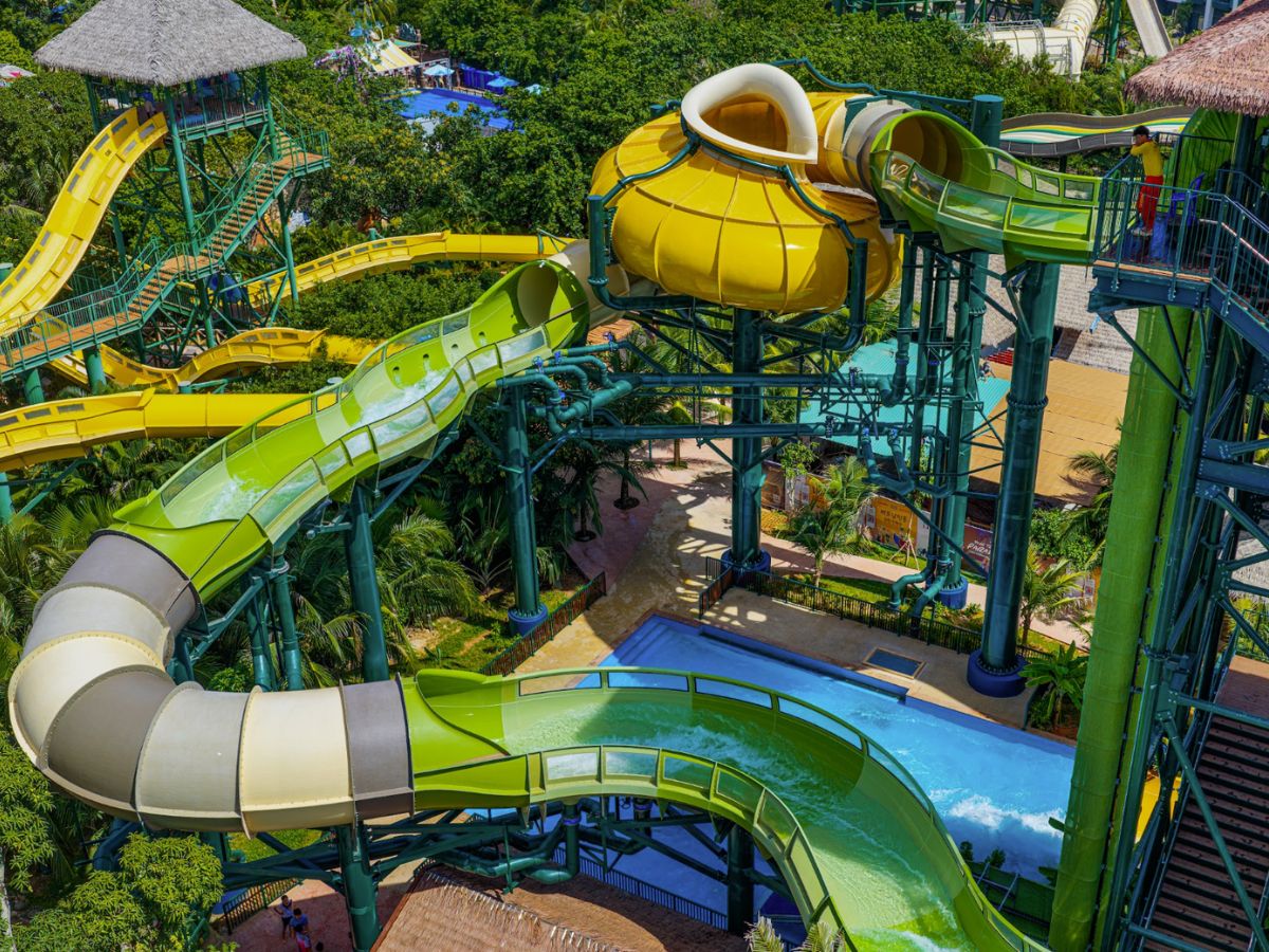 Lốc xoáy nhiệt đới mang đến hành trình vượt ghềnh thác với những khúc cua và dòng nước tăng tốc đầy kịch tính. (Nguồn: Sưu tầm)
