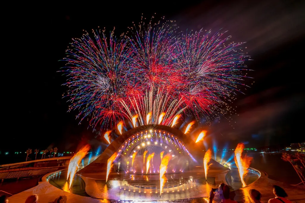 Show diễn đa phương tiện Kiss of the Sea bên bờ biển Thị trấn Hoàng Hôn. (Nguồn: Sưu tầm)