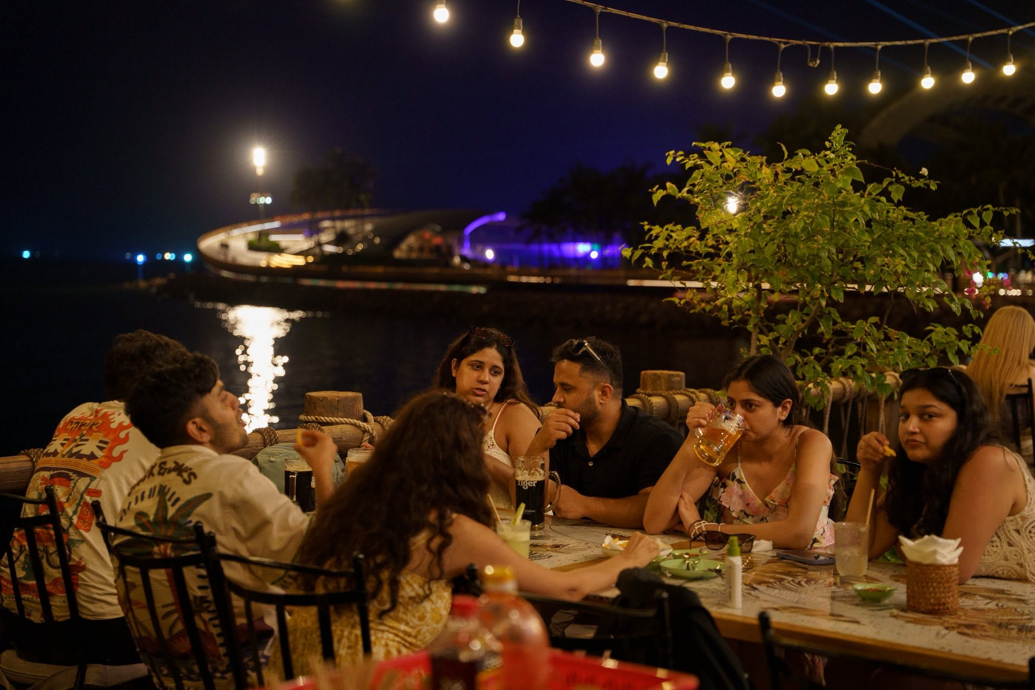Không gian mở hướng biển và bia tươi mát lạnh tại Draft Beer Sunset Town. (Nguồn: Sưu tầm)