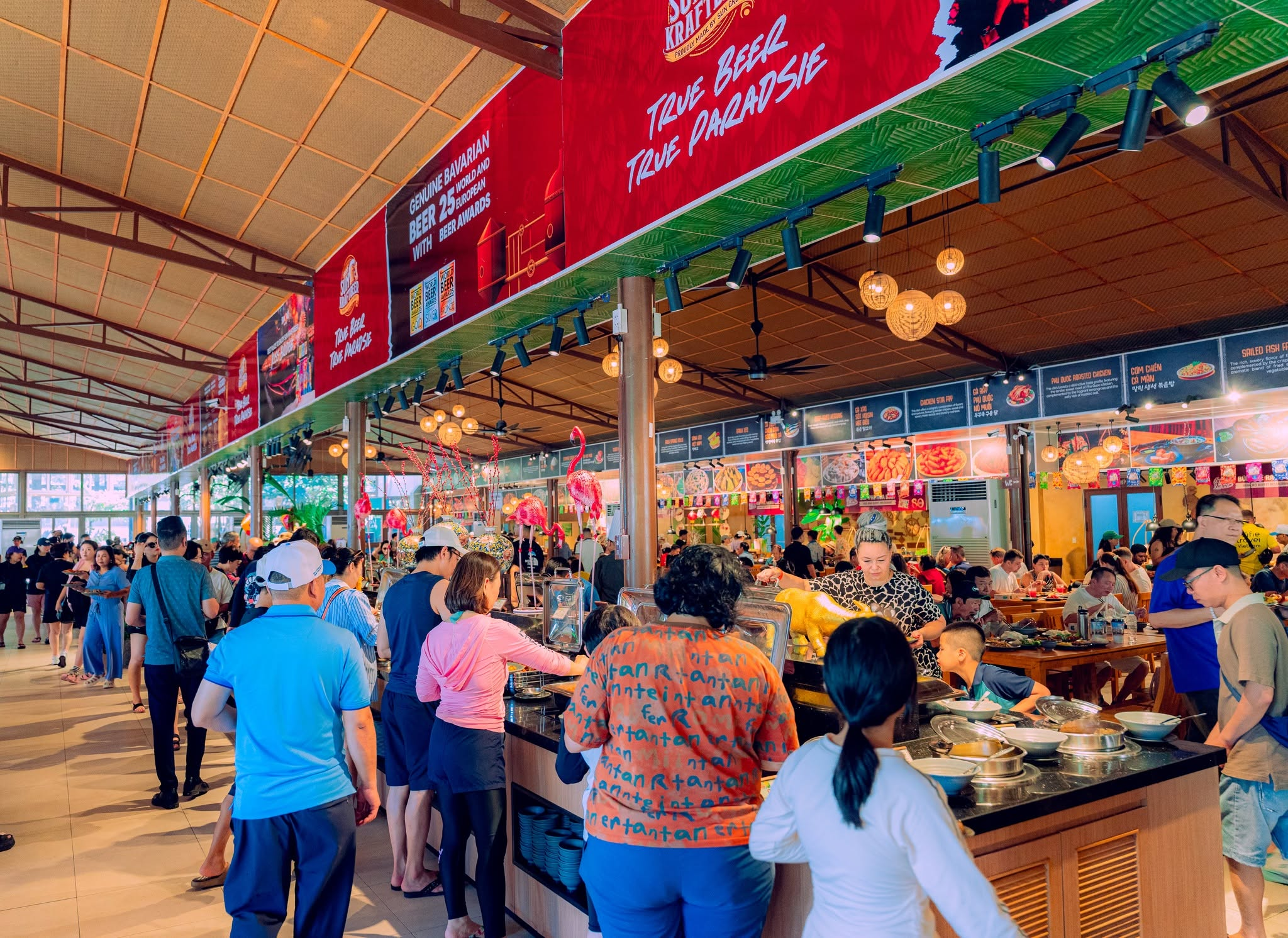 Không gian buffet rộng lớn với hơn 60 món ăn tại Mango Buffet Hòn Thơm. (Nguồn: Sưu tầm)