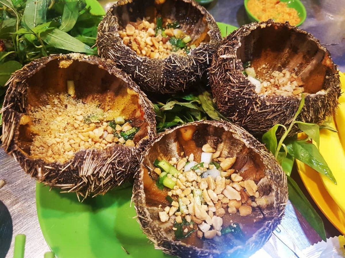 Du khách thưởng thức nhum biển nướng mỡ hành, món hải sản đặc trưng hấp dẫn của Phú Quốc. (Nguồn: Sưu tầm)