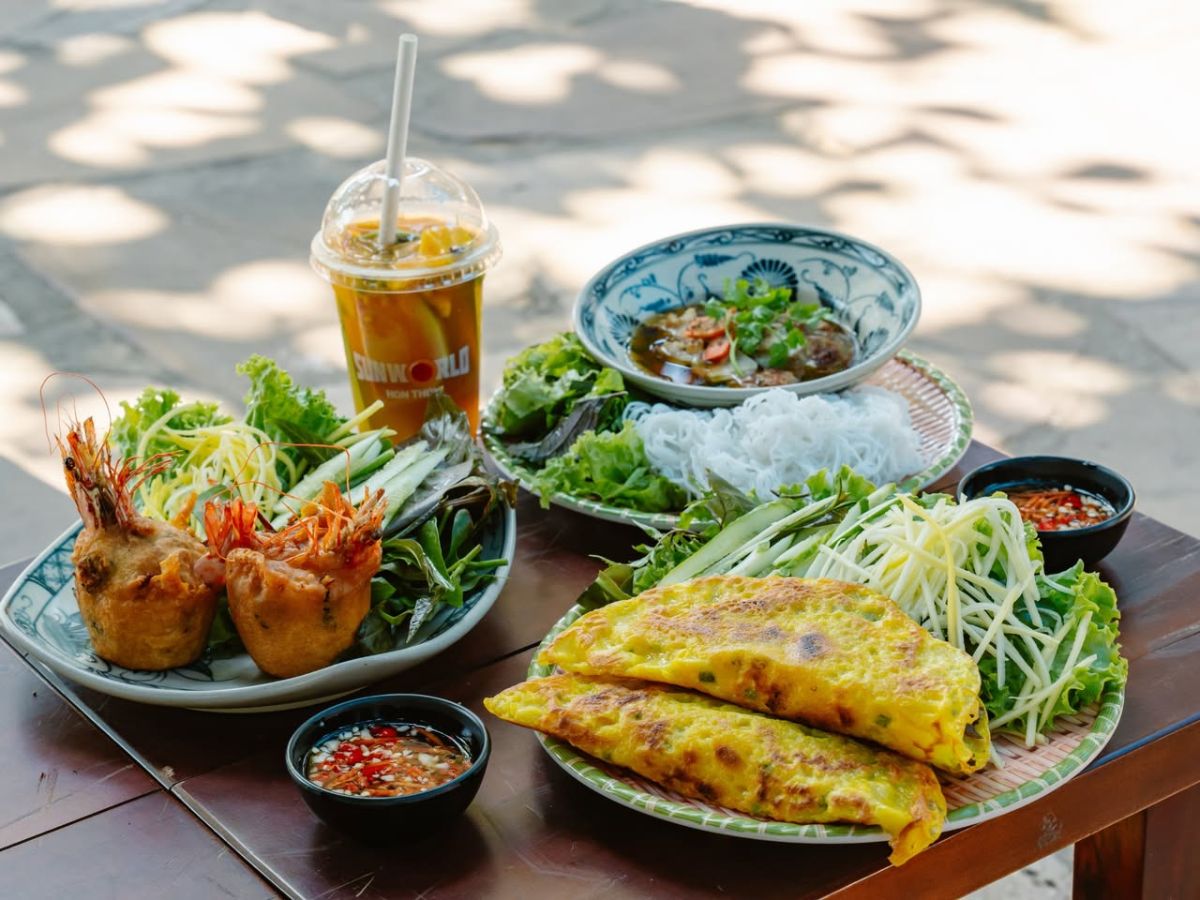 Không gian Chợ Quê tái hiện nét mộc mạc của chợ truyền thống, kết hợp cùng thực đơn đa dạng mang đậm bản sắc ẩm thực Việt. (Nguồn: Sưu tầm)