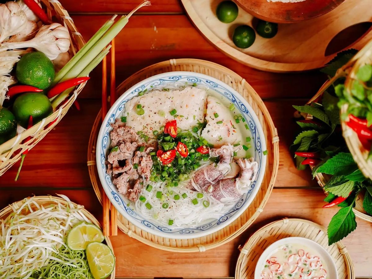 Bún quậy là món đặc sản nổi tiếng của Phú Quốc, hấp dẫn với nước dùng thanh ngọt và hải sản tươi ngon. (Nguồn: Sưu tầm)