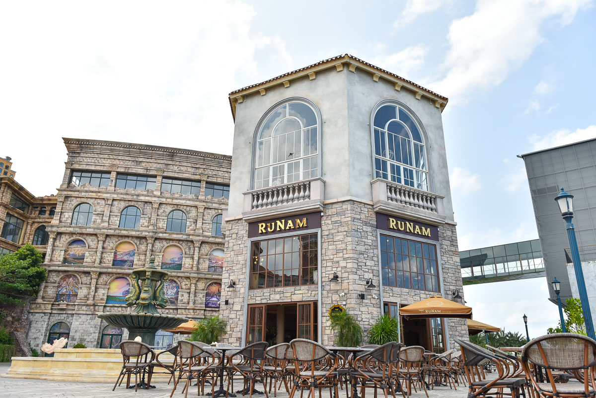 Cafe RuNam sở hữu không gian hướng biển lý tưởng để ngắm hoàng hôn tại Sunset Town. (Nguồn: Sưu tầm)