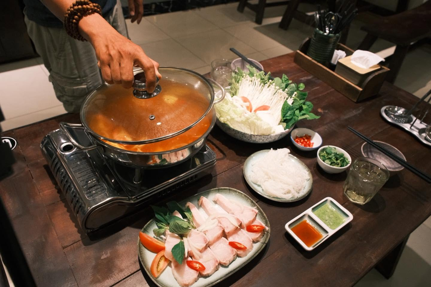 Không gian ấm cúng cùng những nồi lẩu hấp dẫn tại Hai Bột Hotpot. (Nguồn: Sưu tầm)
