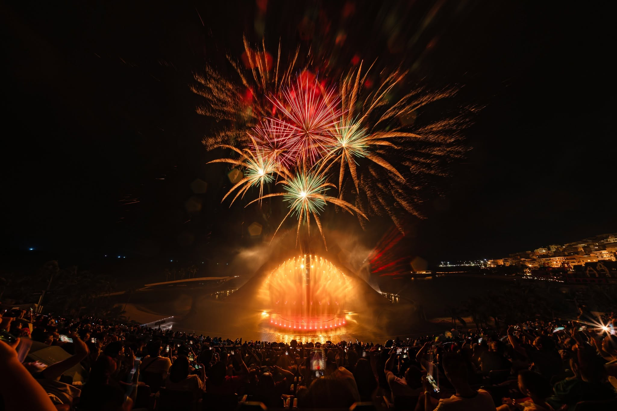 Show diễn Kiss of the Sea mang đến bữa tiệc ánh sáng và pháo hoa mãn nhãn. (Nguồn: Sưu tầm)