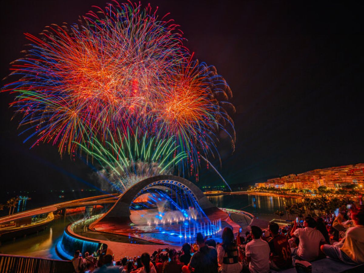 Show diễn đa phương tiện kết hợp pháo hoa tạo nên không gian giải trí sôi động về đêm. (Nguồn: Sưu tầm)