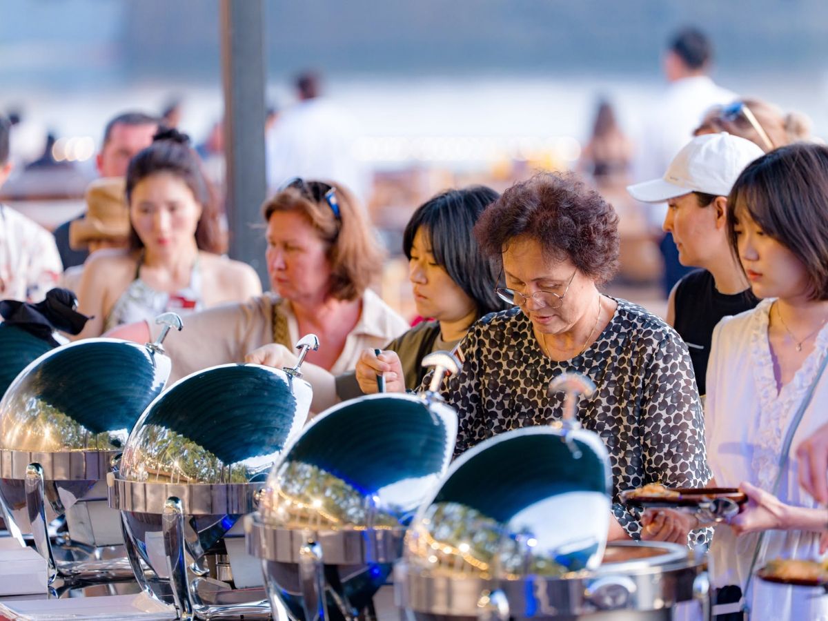 Bữa trưa tại Mango Buffet Restaurant giúp du khách nghỉ ngơi, bổ sung năng lượng và sẵn sàng cho hành trình buổi chiều. (Nguồn: Sưu tầm)