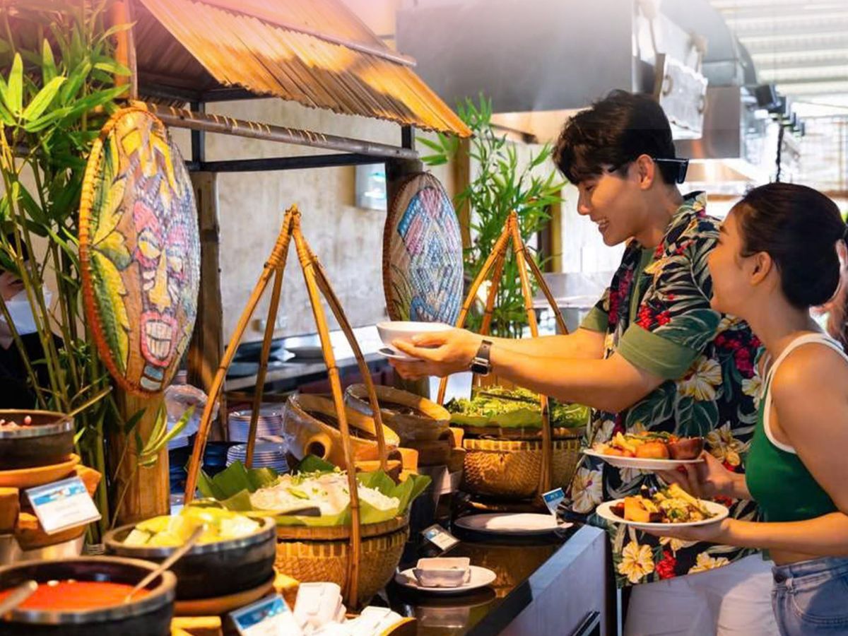 Thưởng thức buffet với thực đơn phong phú là lựa chọn lý tưởng để nạp năng lượng sau những giờ vui chơi. (Nguồn: Sưu tầm)