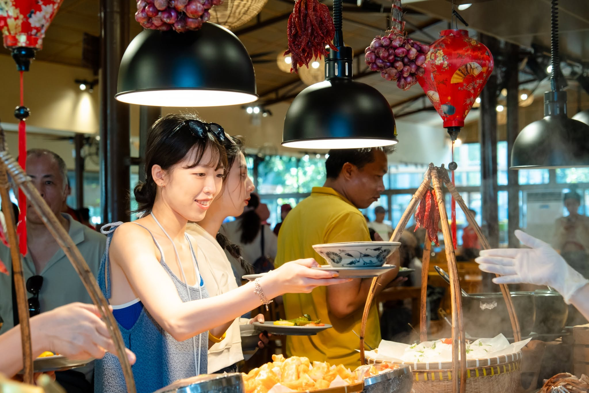 Mango Buffet phục vụ thực đơn hàng trăm món ăn trong không gian rộng rãi, phù hợp cho gia đình và đoàn khách. (Nguồn: Sưu tầm)