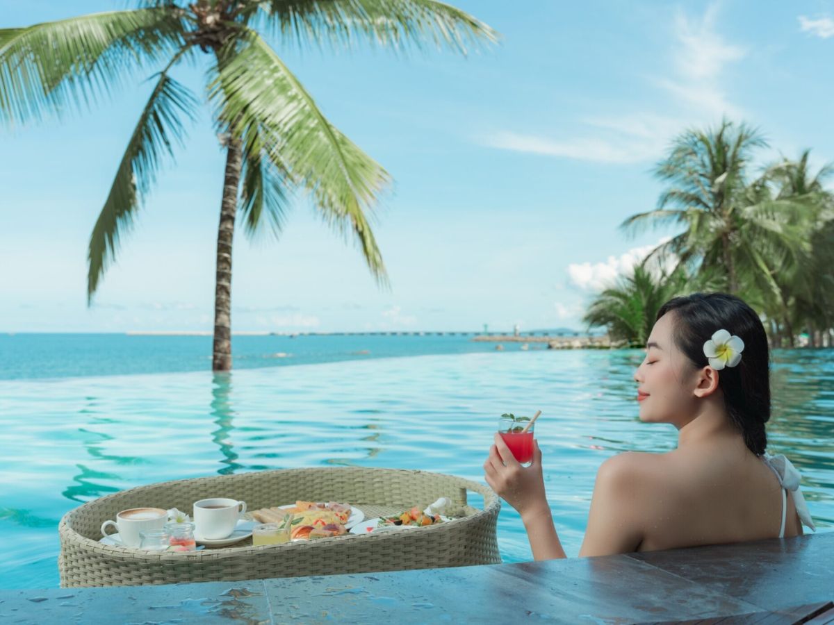 Du khách thả mình trong hồ bơi vô cực hướng biển, tận hưởng cảm giác bình yên khi đường chân trời trải dài bất tận trước mắt. (Nguồn: Sưu tầm)