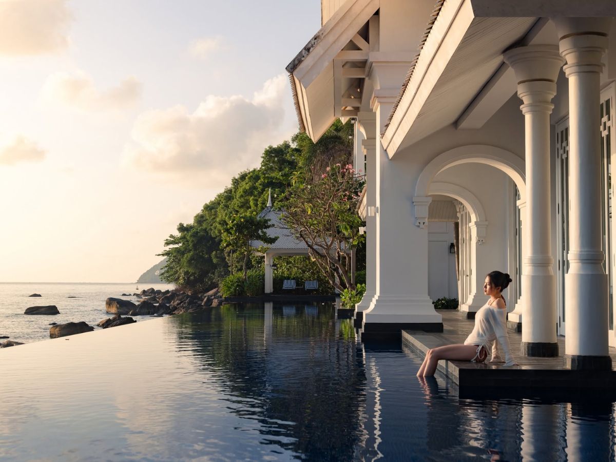 Tận hưởng khoảnh khắc bình yên bên hồ bơi vô cực hướng biển tại JW Marriott Phu Quoc Emerald Bay. (Nguồn: Sưu tầm)
