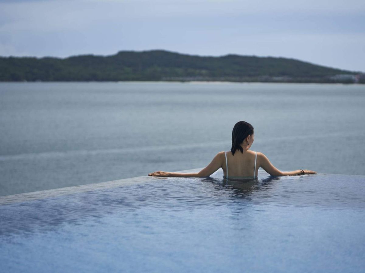 Hồ bơi vô cực tại Premier Village Phu Quoc Resort mở ra tầm nhìn khoáng đạt hướng biển, mang đến cảm giác thư thái giữa thiên nhiên. (Nguồn: Sưu tầm)