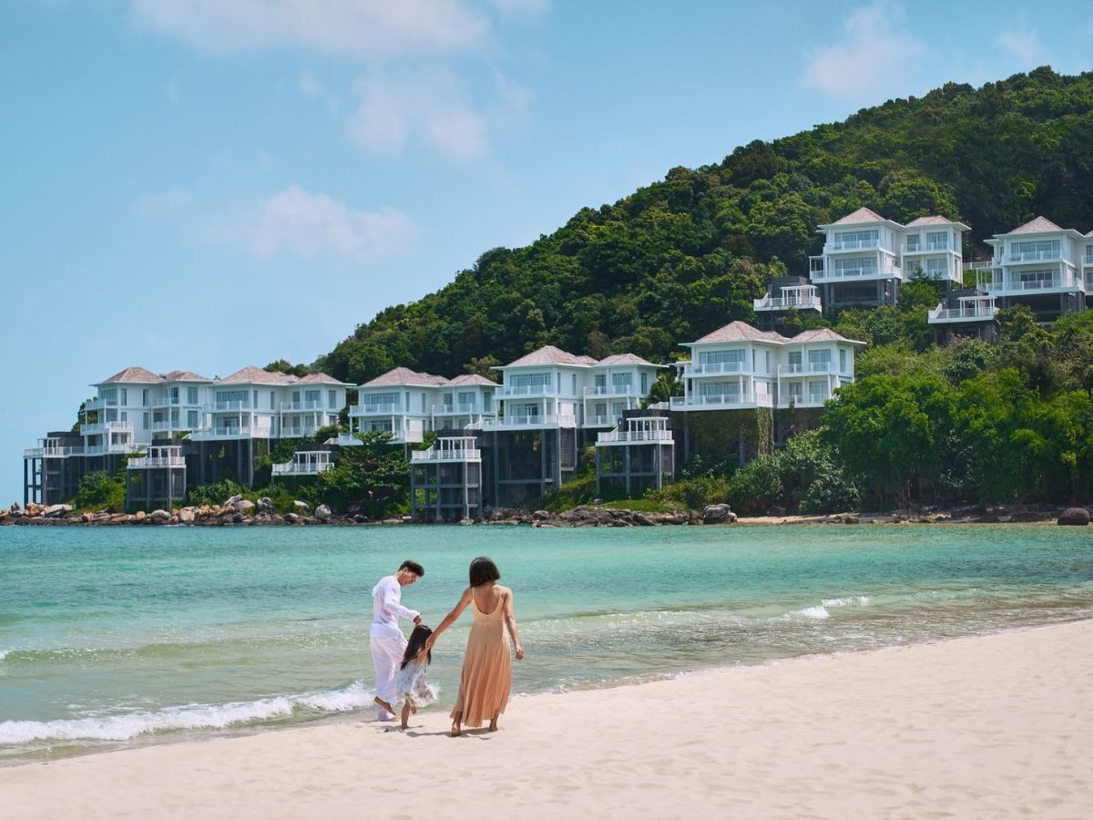 Dạo bước trên bờ cát trắng mịn, tận hưởng làn nước trong xanh và không gian nghỉ dưỡng riêng tư tại Premier Village Phu Quoc Resort. (Nguồn: Sưu tầm)