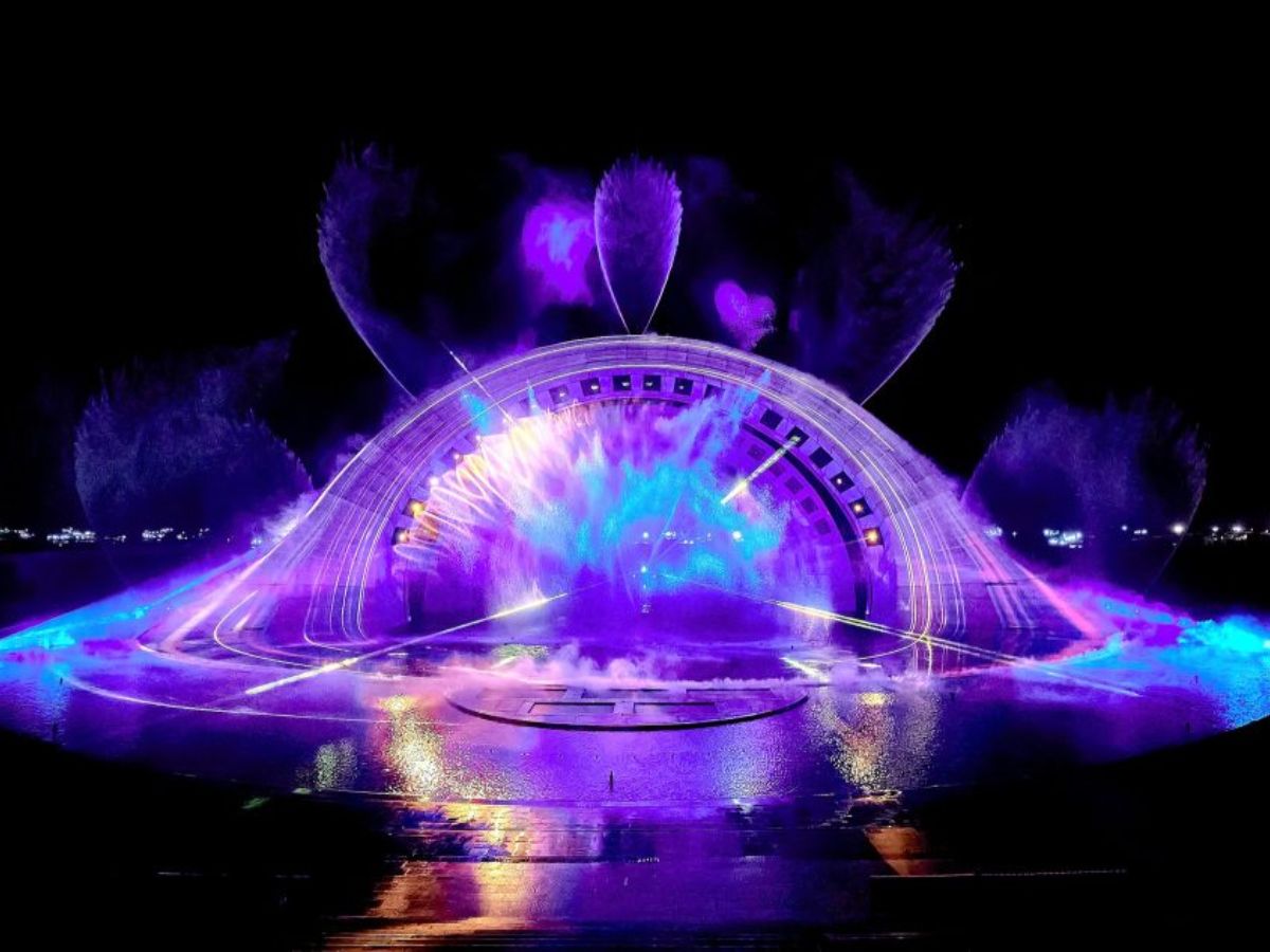 Những hiệu ứng ánh sáng rực rỡ tại Kiss of the Sea tạo nên bữa tiệc thị giác đầy ấn tượng giữa không gian biển đêm Nam đảo. (Nguồn: Sưu tầm)
