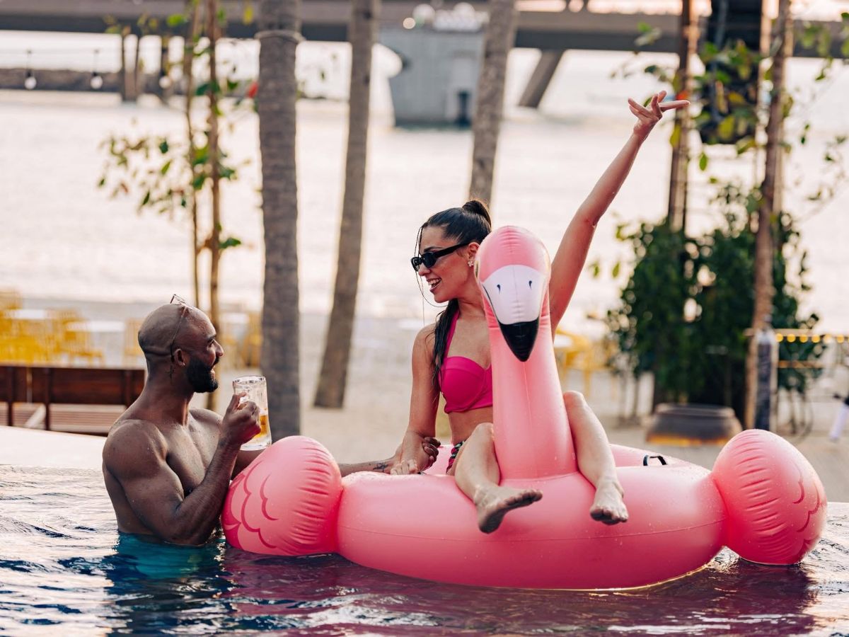 Thả mình giữa làn nước mát và không gian beach club ven biển, tận hưởng trọn vẹn nhịp sống thư thái của Nam đảo Phú Quốc. (Nguồn: Sưu tầm)
